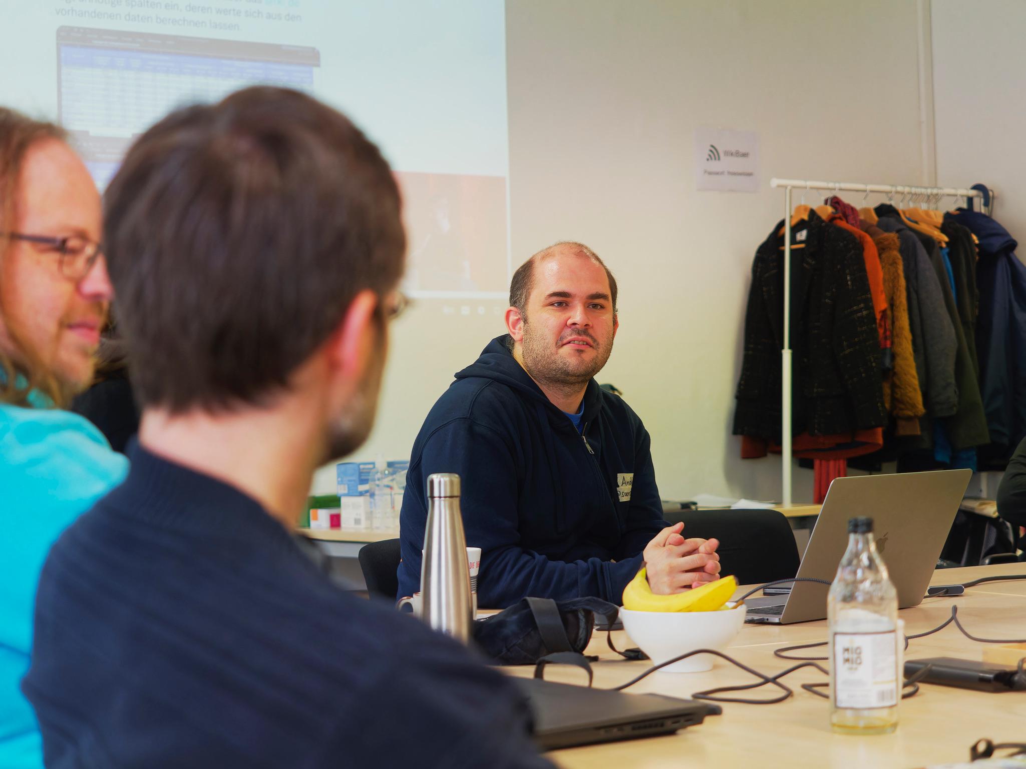 Wir starten mit verschiedenen Inputs von Haupt- und Ehrenamtlichen.